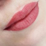 روش‌های طبیعی و پزشکی برای درمان کبودی لب پس از تاتو